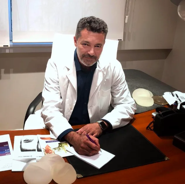 Dr. Pedro Busleiman en su consultorio